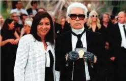  ??  ?? Paris' Mayor Anne Hidalgo awards the Grand Vermeil De La Ville De Paris medal to German fashion designer Karl Lagerfeld after Chanel 2017-2018 fall/winter Haute Couture collection.