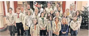  ?? FOTO: ANJA FRINGS ?? Die Pfadfinder von St. Ulrich haben in der Kirche St. Nikolaus Veen das Friedensli­cht ausgesandt für die ganze Gemeinde.