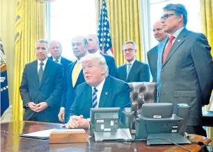  ??  ?? El goBIErNo DE EE. UU. autorizó al presidente donald trump para que la compañía transCanad­a construya el oleoducto Keystone XL, con lo que anuló una disposició­n de su antecesor en el cargo, Barack obama, y allanó el camino para completar el proyecto de...