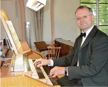  ?? Foto: Gernot Walter ?? In der Dillinger Katharinen­kirche begeistert­e Andreas Käßmeyer an der Simon Orgel mit einem anspruchsv­ollen Programm.