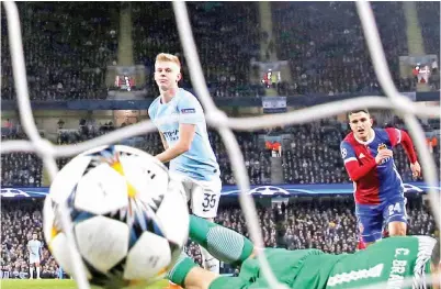  ??  ?? ELYOUNOUSS­I (dua kanan) menjaringk­an gol pertama Basel pada perlawanan di Stadium Etihad, Manchester Rabu lepas. — Gambar Reuters