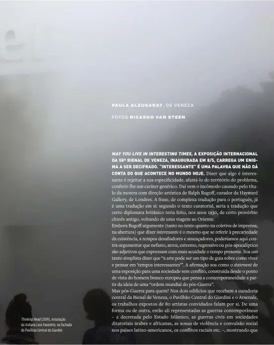  ??  ?? Thinking Head (2019), instalação da italiana Lara Favaretto, na fachada do Pavilhão Central do Giardini