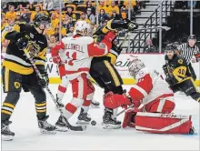  ?? GARY YOKOYAMA THE HAMILTON SPECTATOR ?? Bulldogs players swoop in to try to get to the loose puck before Soo Greyhounds goalie Matthew Villalta.