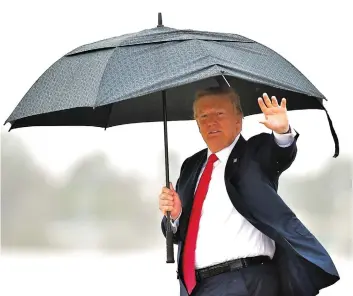  ?? PHOTO AFP ?? Le président américain Donald Trump, hier, lors de son arrivée à Los Angels.