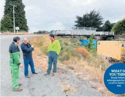  ?? Photo / Supplied ?? Ruapehu mayor Don Cameron (centre) talks to Ivan Young (left) and Scott Young at the Mangateite­i Rd rail overbridge.