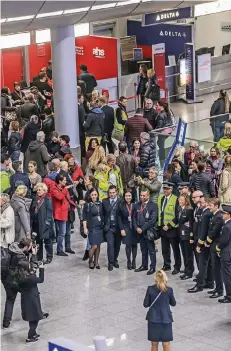  ?? RP-FOTOS (3): HANS-JÜRGEN BAUER ?? Die Crew stellt sich noch ein letztes Mal mit Air-Berlin-Uniform für das Erinnerung­sfoto auf.