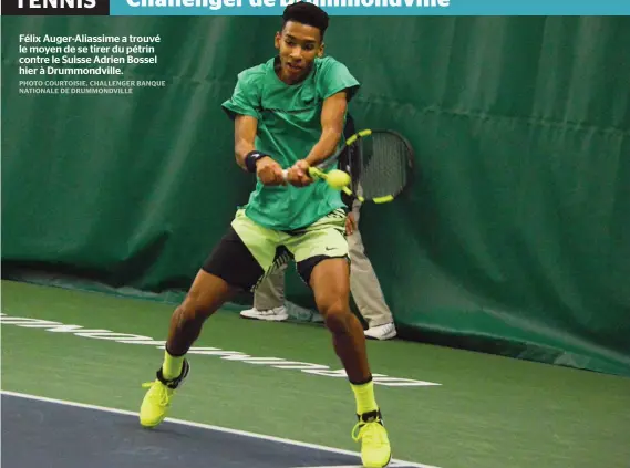  ??  ?? Félix Auger-aliassime a trouvé le moyen de se tirer du pétrin contre le Suisse Adrien Bossel hier à Drummondvi­lle.