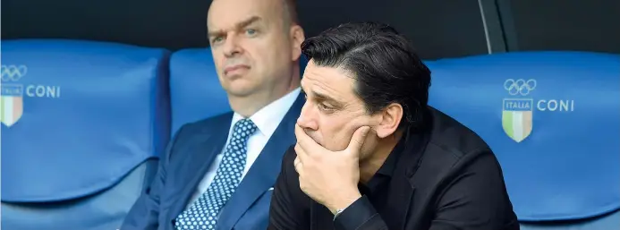  ??  ?? Nel mirino Vincenzo Montella, 43 anni, alla seconda stagione sulla panchina del Milan. In precedenza ha allenato Roma, Catania, Fiorentina e Sampdoria. Alle sue spalle l’a.d. rossonero Marco Fassone