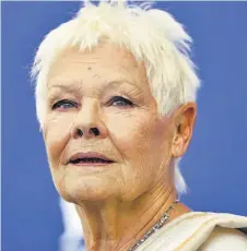  ??  ?? Personaje. Dench dice que Joan está convencida de que esta actúa en nombre de la paz, al "nivelar" la carrera de las armas nucleares.