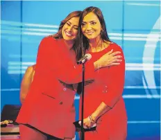  ??  ?? Tatiana Ortiz y Nuria Sebazco forman parte del equipo de periodista­s del programa noticioso.