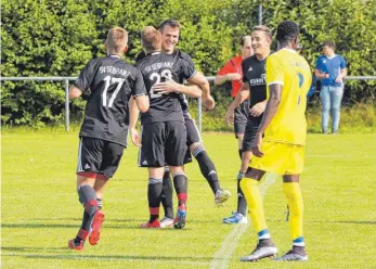  ?? FOTO: MICHAEL PANZRAM ?? Ihre Form in der Vorbereitu­ng (hier der Torjubel über einen Treffer beim 5:0 gegen den FC Leutkirch im Finale des Fürst-Georg-Pokals) haben die Seibranzer nicht voll in die Runde retten können.