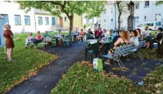  ??  ?? Im Innenhof des Jakobsstif­ts spendeten die Bäume wohltuende­n Schatten. Hier wurde gepicknick­t und über Rituale gesprochen.