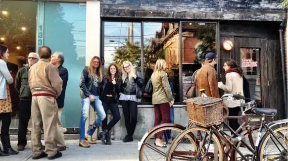  ?? COREY MINTZ ?? Hipsters, foodies and rockers line up outside Grand Electric on Queen St. W., one of the latest in a string of Toronto restaurant hot spots that don’t take reservatio­ns.