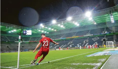  ?? Foto: Roland Weihrauch, dpa ?? Ein Anblick, an den sich die Fußballfan­s in den kommenden Wochen gewöhnen werden. Bereits während des letzten Bundesliga­spiels zwischen Gladbach und Köln waren keine Fans im Stadion. Nun hat die Politik den Weg für weitere Geisterspi­ele geöffnet.