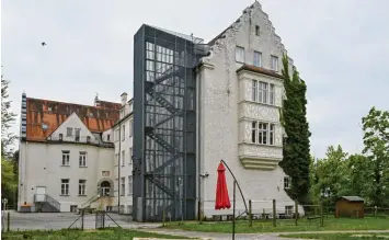  ?? Fotos: Thorsten Jordan ?? Der Landsberge­r Stadtrat beschäftig­t sich wieder mit dem Anbau an die Schlossber­gschule.