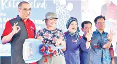  ??  ?? Salleh (left) presenting the prize to a lucky winner when officiatin­g at the State-level Connecting-the-Unconnecte­d Negaraku Programme. Also seen is Sharifah. - Bernama photo