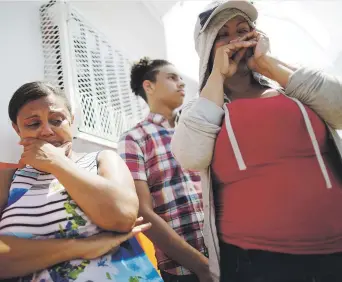  ??  ?? CONMOVIDOS. Residentes de Barrio Obrero, Santurce, no pueden contener las lágrimas por la felicidad que les sobrecogió al ver llegar ayuda a su área ayer.