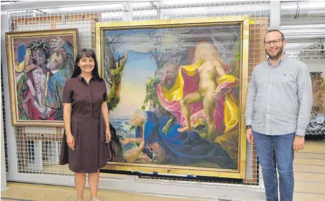  ?? FOTO: HARALD RUPPERT ?? Ina Neddermeye­r und Mark Niehoff vor den Gemälden „Verspottun­g Christi“(links) und „Die Versuchung des heiligen Antonius“.