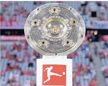  ?? FOTO: DPA ?? Objekt der Begierde: Die Meistersch­ale der Deutschen Fußball-Liga wird seit 1949 verliehen – in der jetzigen Form ist noch Platz für Gravuren der Namen der Titelträge­r bis 2026.