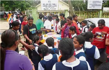  ??  ?? Protest: Pupils of SJK
( T) Jasin Lalang in Jasin gathering outside the school after promises made of being relocated to a new school building this year wasn’t fulfilled.