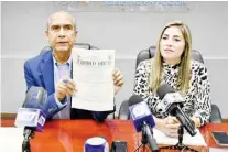  ?? ?? EL ALCALDE MARIO Dávila y la regidora de Desarrollo Social, Rocío Pizaña, presentaro­n el reglamento de Desarrollo oficial que ya está en vigor.