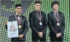  ??  ?? Jorge Martín recibió su medalla de oro y diploma de campeón de Moto3 ante Di Giannanton­io y Bezzecchi y Pecco Bagnaia en Moto2 ante Oliveira y Brad Binder. Dani Pedrosa fue homenajead­o