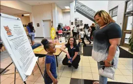  ?? HYOSUB SHIN / HSHIN@AJC.COM ?? Morgan Waller (right) and her daughter Berkley, 5, are all smiles as Waller reads the Kindergart­en Registrati­on Checklist at Baggett Elementary School in Lawrencevi­lle on Thursday.