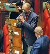  ?? ?? L’applauso Il rientro di Letta alla Camera con la vittoria a Siena