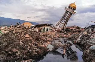  ?? Adam Dean / New York Times ?? The death toll ensuing from an earthquake and tsunami in Indonesia climbed to 1,649, with at least 265 still missing. Government officials discussed turning the devastated areas into mass graves.