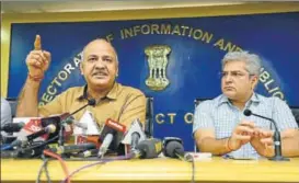  ?? SONU MEHTA/HT PHOTO ?? Delhi deputy chief minister Manish Sisodia and law minister Kailash Gahlot address a press conference after the Supreme Court verdict at Delhi Secretaria­t on Wednesday.