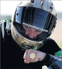  ??  ?? Jonathan Rea muestra su sexto anillo de campeón ayer en Estoril.