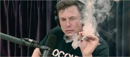  ??  ?? Effetti collateral­i. Una chiacchier­ata in diretta web, fumando anche uno spinello: il capo di Tesla Elon Musk ha dovuto fare i conti anche con il crollo del 6% delle azioni della società