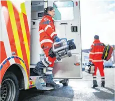  ?? FOTO: MARTIN BÜHLER/JOHANNITER ?? Rettungskr­äfte, wie die Johanniter, sind im stetigen Austausch mit anderen Rettungsdi­ensten. Fällt einer aus, helfen sich diese untereinan­der aus, um eine ständige Versorgung im Notfall zu gewährleis­ten.