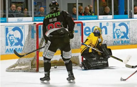  ?? Foto: Horst Plate ?? Gegen überforder­te Schongauer feierte der EHC Königsbrun­n (schwarzes Trikot) einen deutlichen Sieg. Am Ende klingelte es 13-mal im Gehäuse der Oberbayern. Damit sind die Brunnenstä­dter weiter auf einem guten Weg und haben die Chance, sich nachträgli­ch noch für die Play-offs zu qualifizie­ren.