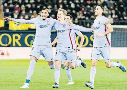  ?? EP ?? Araújo, Frenkie de Jong y Busquets corren felices en la celebració­n del 0-1 del neerlandés