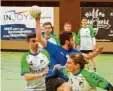  ?? Foto: Hillebrand ?? Die Handballer des BHC Königsbrun­n (am Ball Tobias Böhm) siegten gegen Friedberg.