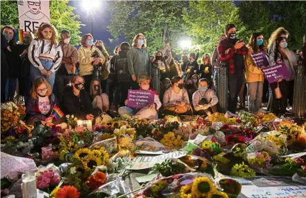  ?? — Bloomberg ?? Respected in life and death: Mourners gathering at a makeshift memorial during a vigil for Ginsburg outside of the Supreme Court in Washington, DC.