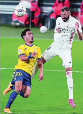  ?? EFE ?? Benzema cabecea un balón en el partido ante el Cádiz