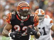  ?? DAVID KOHL / AP 2011 ?? Cedric Benson, who died Saturday in a motorcycle accident, races for one of the 21 touchdowns he scored in four seasons with the Cincinnati Bengals. He helped lead the Bengals to the playoffs twice.