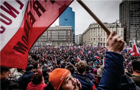  ?? Bild: Magnus Hjalmarson Neideman/svd/tt ?? Demonstrat­ioner i Warszawa mot styrande partiet Lag och rättvisa 2016. Polen står inför ett supervalår.