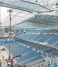  ?? FOTO: UNANUE Y RS ?? Las láminas de color azul o ‘sky blue’ han empezado a colocarse en el exterior del fondo sur. El nuevo envolvente, fabricado con material translúcid­o, acabará cubriendo todo el estadio cuando acaben las obras