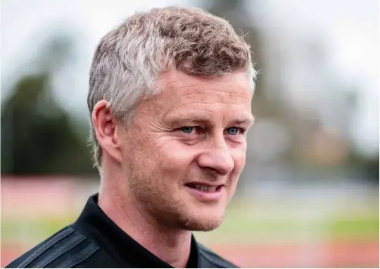  ??  ?? Ole Gunnar Solskjaer spillede 11 saesoner for Alex Ferguson i Manchester United og var reservehol­dstraener i klubben i tre år, indtil han blev cheftraene­r i Molde og Cardiff. I den kommende saeson skal Solskjaer kaempe sig tibage på Champions League-pladserne med et styrket forsvar men også uden nye midtbanesp­illere, hvilket var en overraskel­se med Paul Pogbas ønske om at komme til en anden klub og de store krav, der stilles til 31-årige Nemanja Matic og 22-årige Scott Mctominay ved siden af den offensivt taenkende franskmand.