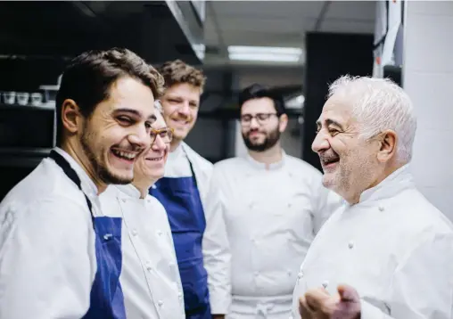  ??  ?? Patron. Récusant le terme « chef », Guy Savoy préfère se comparer à un « capitainee­ntraîneur d’une équipe de rugby, où les avants sont en cuisine, les trois-quarts en salle et où chaque table est une action de jeu ».