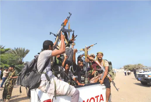  ?? (Abduljabba­r Zeyad/Reuters) ?? HOUTHIS RIDE on the back of a truck in the Red Sea city of Hodeidah.
