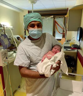  ?? ?? In ospedale
Il piccolo Alì con papà Yasir, operaio pakistano di 34 anni, e la mamma Samra sullo sfondo