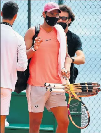  ??  ?? Nadal, con mascarilla, se encontró a Djokovic ayer en el Montecarlo Country Club.