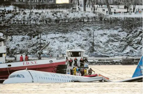  ?? Foto: Justin Lane, dpa ?? Der Airbus A320 der Fluggesell­schaft US Airways nach seiner Notwasseru­ng am 15. Januar 2009 auf dem Hudson River vor Manhattan, New York. Pilot Chesley Sullenberg­er hatte die Nerven behalten und so die Katastroph­e verhindert.