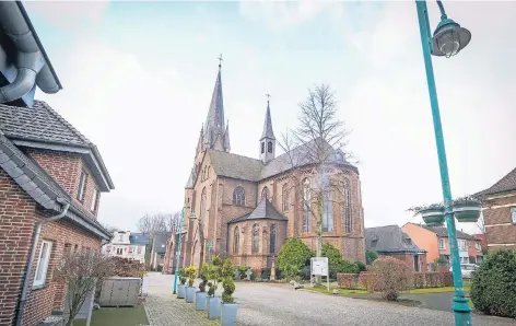  ??  ?? Auch wenn an dieser Stelle schon seit 950 Jahren eine Kirche steht: Das heutige Gebäude wurde erst ab 1877 errichtet.