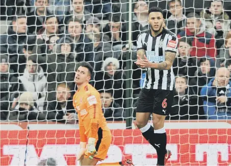  ??  ?? Jamaal Lascelles and keeper Karl Darlow rue the Magpies’ recent loss at home to Everton. Picture by Frank Reid.