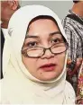  ??  ?? Trials and tribulatio­ns: Shahnaz, ex-wife of Mahmud (right), was awarded RM30mil by the Syariah High Court.